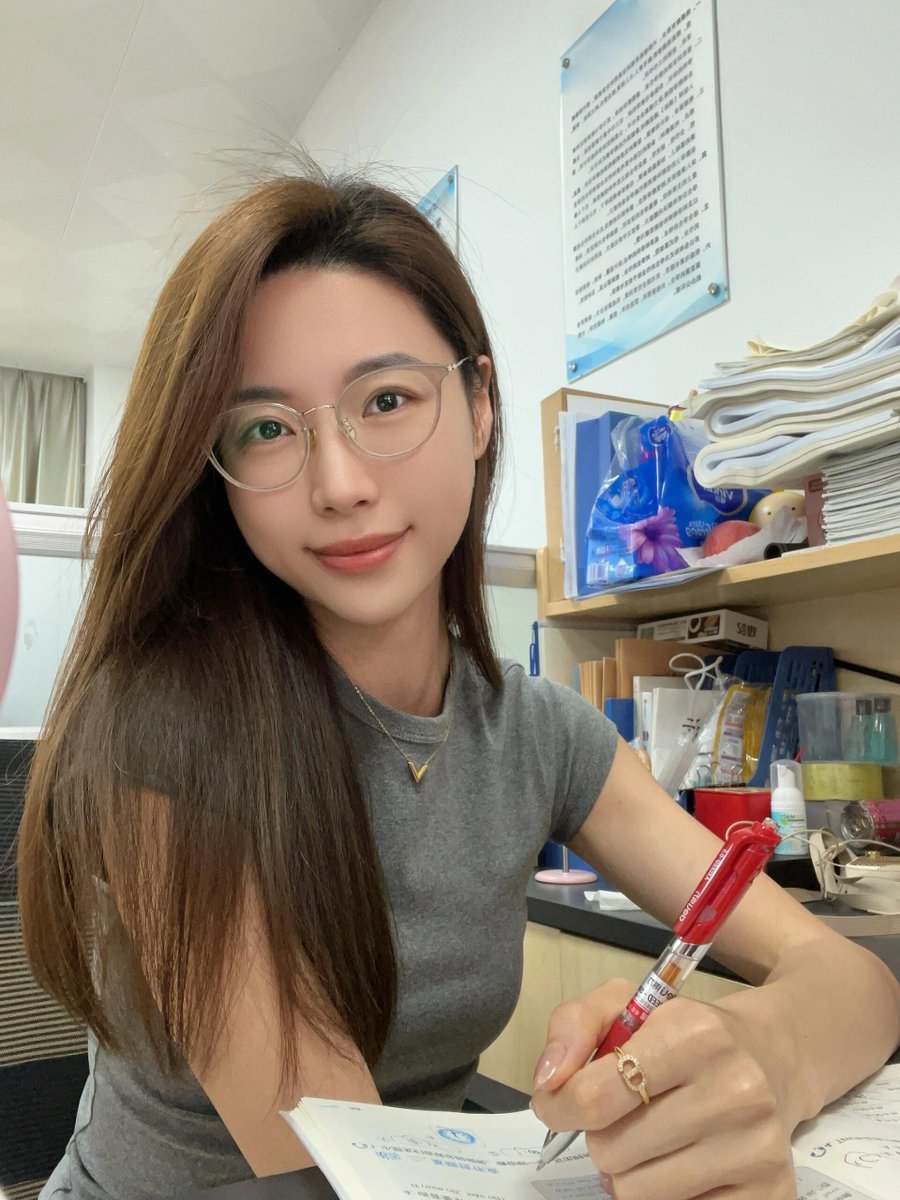 最近在陆续实践脑子里想过的刺激玩法，回想以前在楼梯做爱真的很刺激，放肆的娇喘着，如果能招来另一个单男一起玩就更刺激了…

天上飞机最高，地上眼镜妹最骚，对我而言，这种描述的很准确…

很想有人能和我一起追求刺激，周末有空想报名的来私信～ https://t.co/lU6kSRoapb