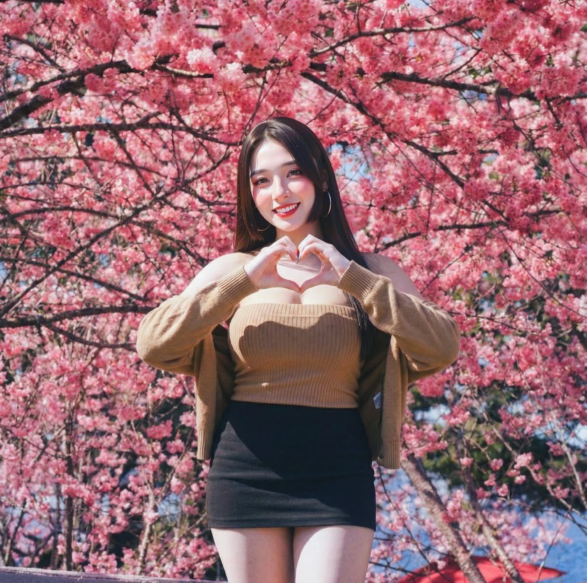 現在在公司都被叫蛇姬小妹🥹
其實公主姬這髮型實在很難駕馭
而且好難整理
變長還要自己修剪 不然特色會消失
前幾天跑去星嵐拉麵賞櫻
一整排的櫻花 好美呀!!🥰 https://t.co/oF1WFu9bKS