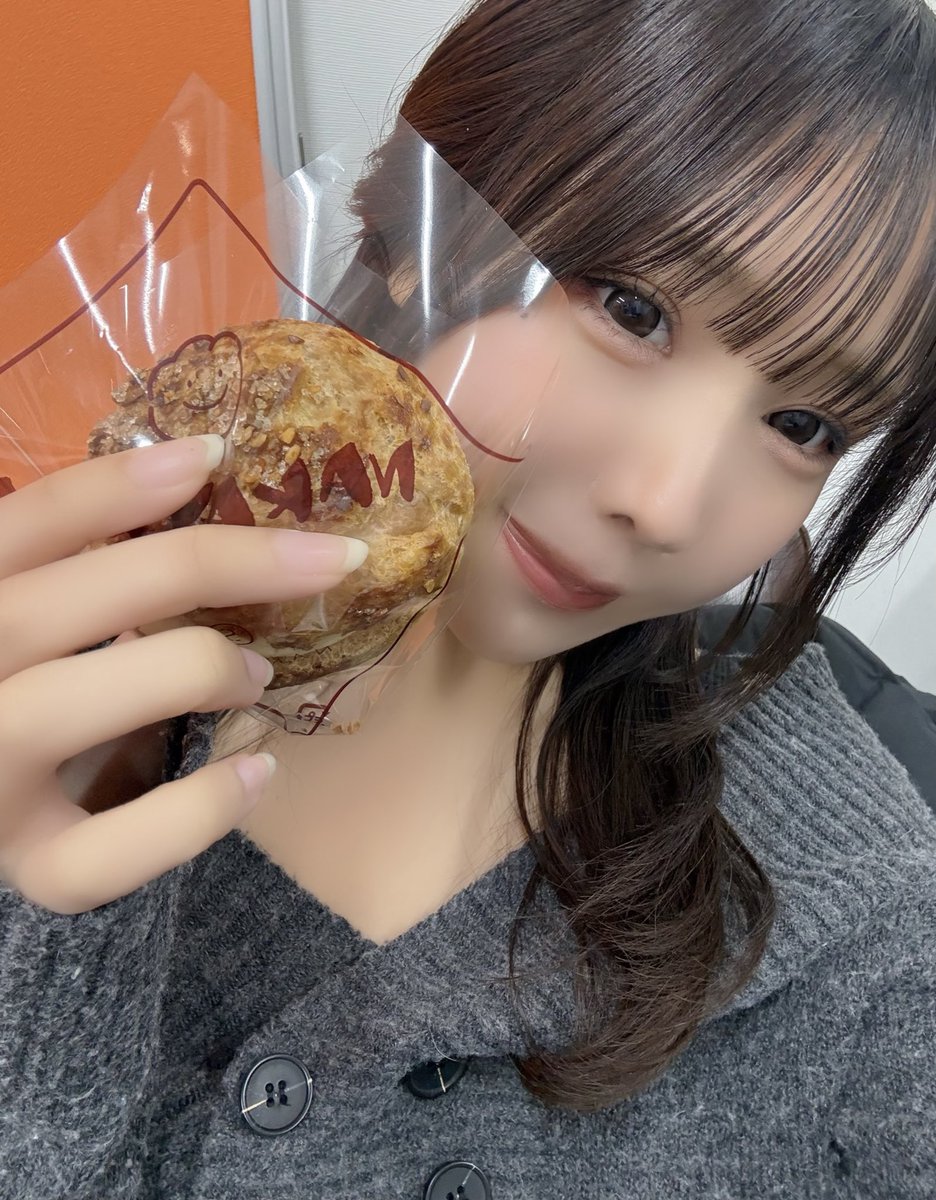 シュークリーム頂いた🫶
おいちくて一瞬で食べちゃったにょ😋
この後20時10分~
『宇都宮競輪らいとクラブ』配信！
最終日一緒に楽しもうね♡
▶︎ https://t.co/apSmXA0biW https://t.co/CgSUth2MdJ