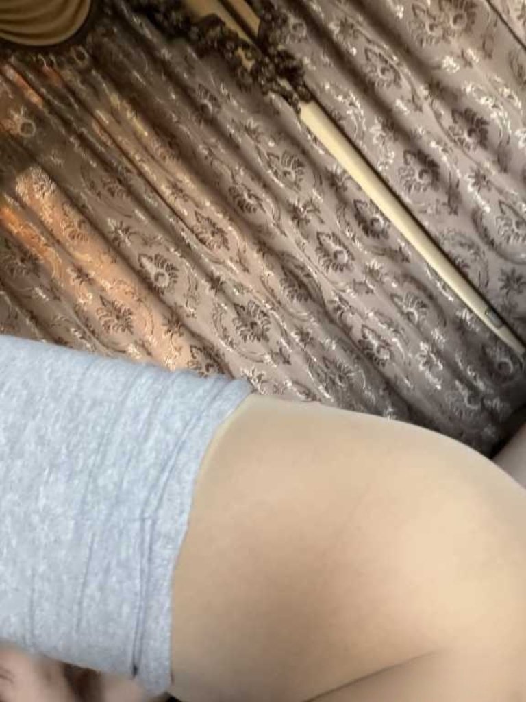 昨晚和少妇老师约好去开房，骚妇裹着大衣里面是性感情趣肉丝，灰袍加身无丝不挂，老师翘臀高撅，迎合肉棒狂野猛插，看来在家里她老公没有满足她，骚逼紧裹抽动直达高潮，期间叫着主人用力，高潮迭起忍不住喷射满满精液，溢出骚逼顺着肉丝淫荡流淌，欲火焚身。 https://t.co/Dt7eRiwkBs