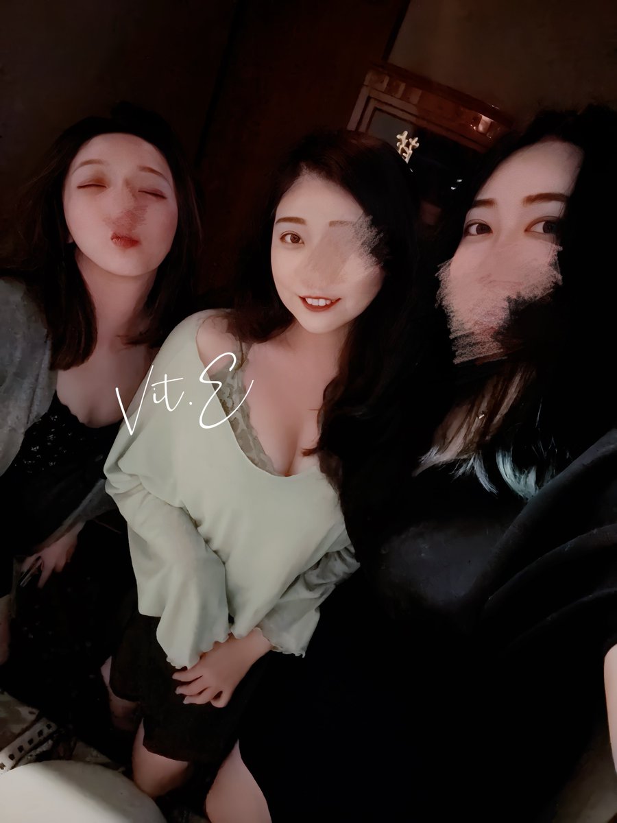 遠距離友情
靠酒精和漂亮飯維繫（欸
@lulubeeyasa @XX_xoxo_xoxo 

待會要繼續去哪喝✨🥂

#OL穿著得體的日常 
#台中 https://t.co/lqaXsPJB06