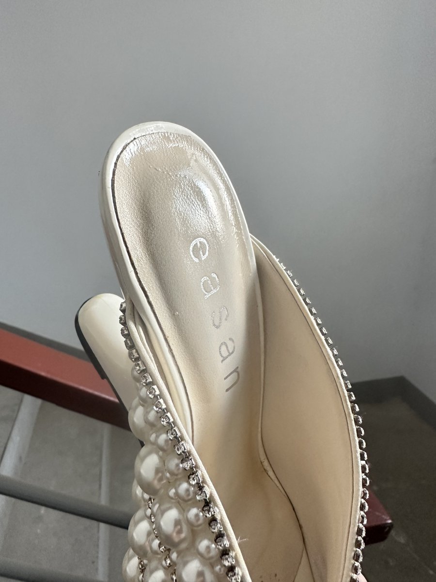 现在知道鞋子主人从海南回来了，火速前往他的住宿门口是一梯一户鞋架上，老老实实的放着鞋子，主人原味高跟鞋果断拿到楼梯间，掏出鸡鸡开始玩。 https://t.co/YXiLmfqMsa