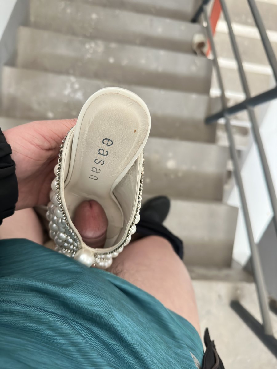 现在知道鞋子主人从海南回来了，火速前往他的住宿门口是一梯一户鞋架上，老老实实的放着鞋子，主人原味高跟鞋果断拿到楼梯间，掏出鸡鸡开始玩。 https://t.co/YXiLmfqMsa