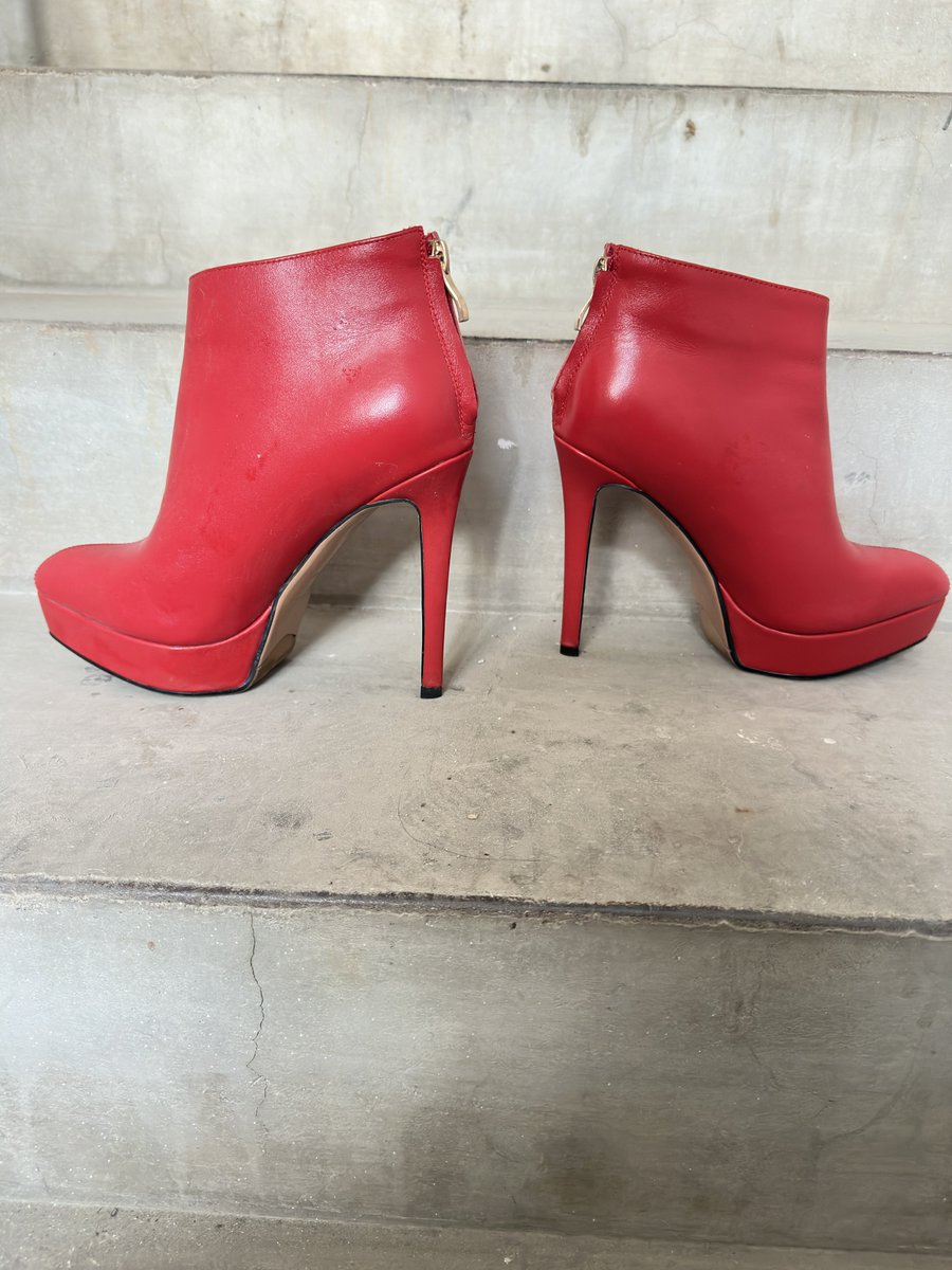 血红色恨天高细跟短靴，看到我心跳加快💌果断拿起来放到楼梯间，挨个仔细的拍深深地把头扎进短靴里，味道好极了太他妈刺激了老铁们，这颜色这高度真诱人。 https://t.co/TJjhKHIchg