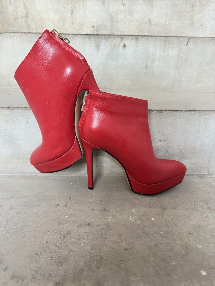 血红色恨天高细跟短靴，看到我心跳加快💌果断拿起来放到楼梯间，挨个仔细的拍深深地把头扎进短靴里，味道好极了太他妈刺激了老铁们，这颜色这高度真诱人。 https://t.co/TJjhKHIchg