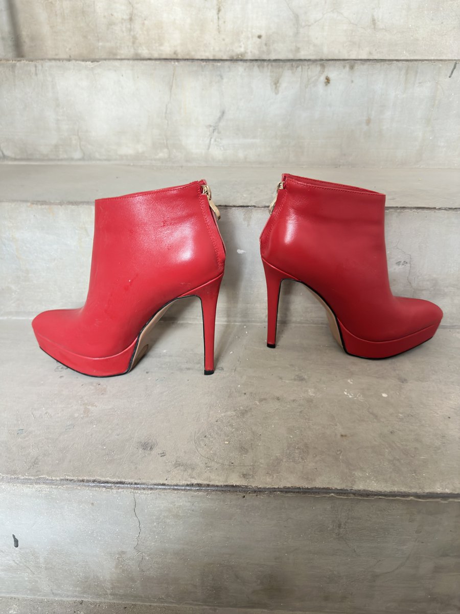 血红色恨天高细跟短靴，看到我心跳加快💌果断拿起来放到楼梯间，挨个仔细的拍深深地把头扎进短靴里，味道好极了太他妈刺激了老铁们，这颜色这高度真诱人。 https://t.co/TJjhKHIchg