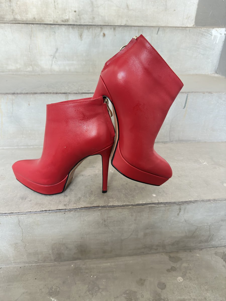 血红色恨天高细跟短靴，看到我心跳加快💌果断拿起来放到楼梯间，挨个仔细的拍深深地把头扎进短靴里，味道好极了太他妈刺激了老铁们，这颜色这高度真诱人。 https://t.co/TJjhKHIchg