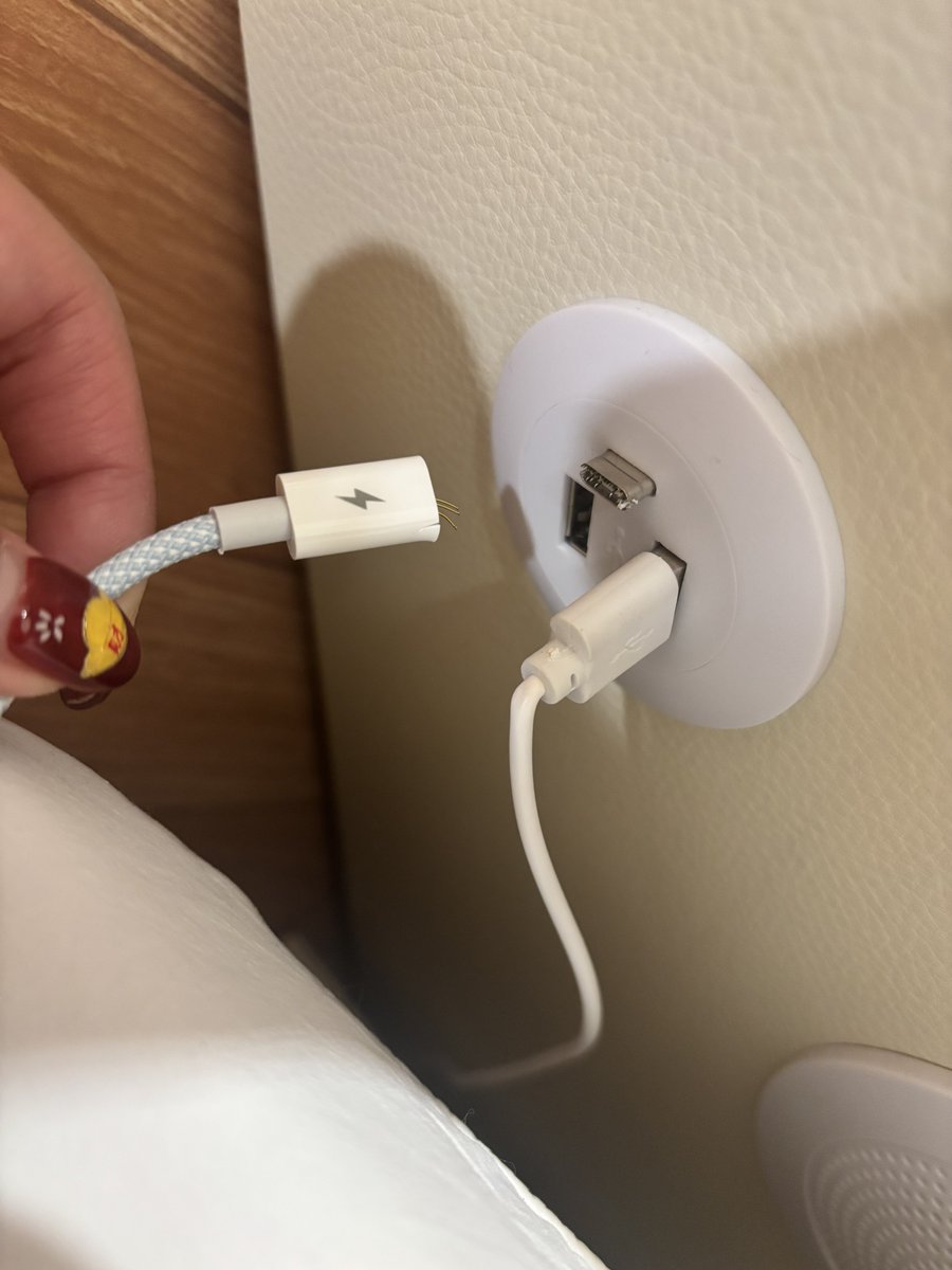 新買的線就這樣給我斷了？？
爛東西
還花了我兩百多塊
才充沒幾次ㄟ
好啊沒得充電了 https://t.co/Os1isjtskZ