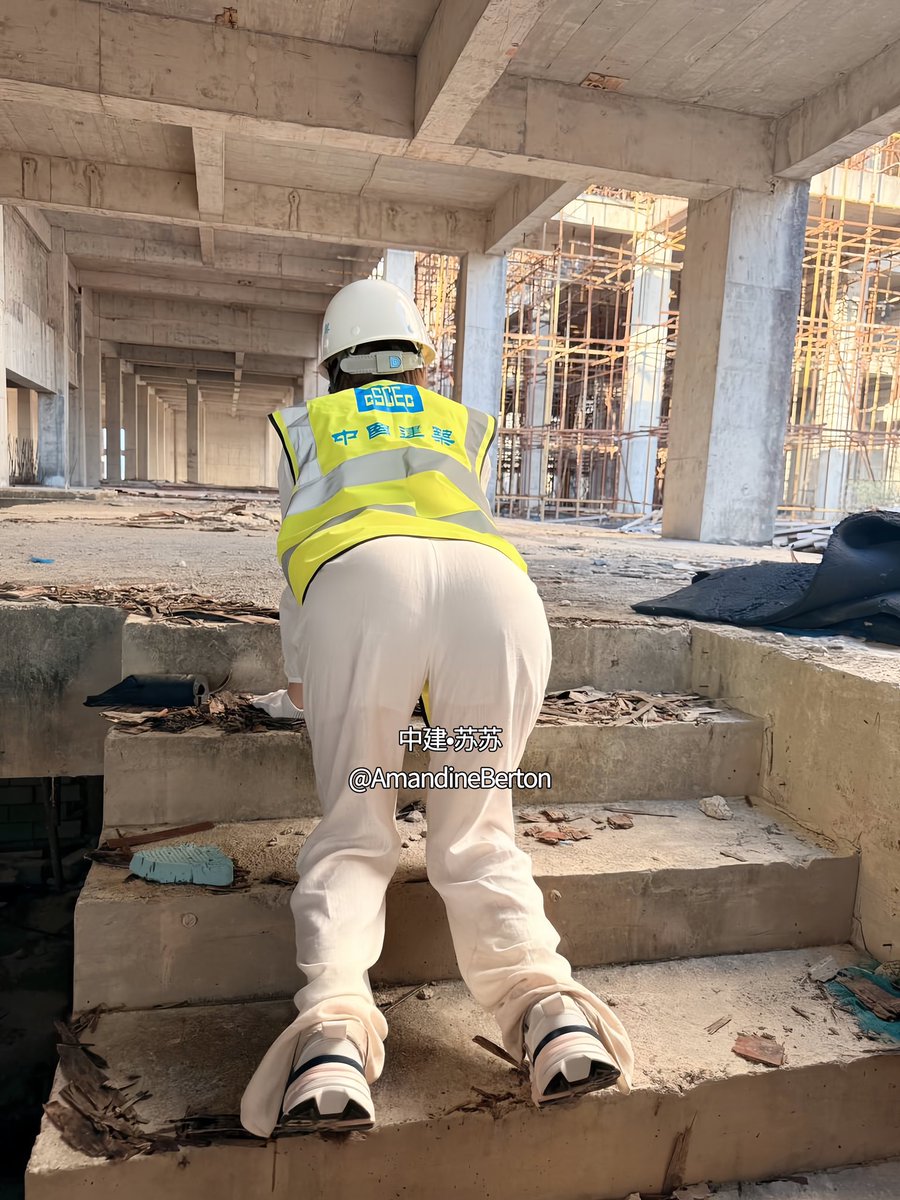 刚才视察一下施工进度，突然想玩点刺激的。让工人师傅帮忙拍了个照，本来他以为我只是撅着屁股，结果脱下裤子的时候，给他惊呆了… 

在工作地点露出屁股和小穴，感觉好羞耻，但更多的是暴露感刺激感…

想不想抱着后入，最近接受粉丝报名，私信都会回复的～ https://t.co/mxeE2HWWiE