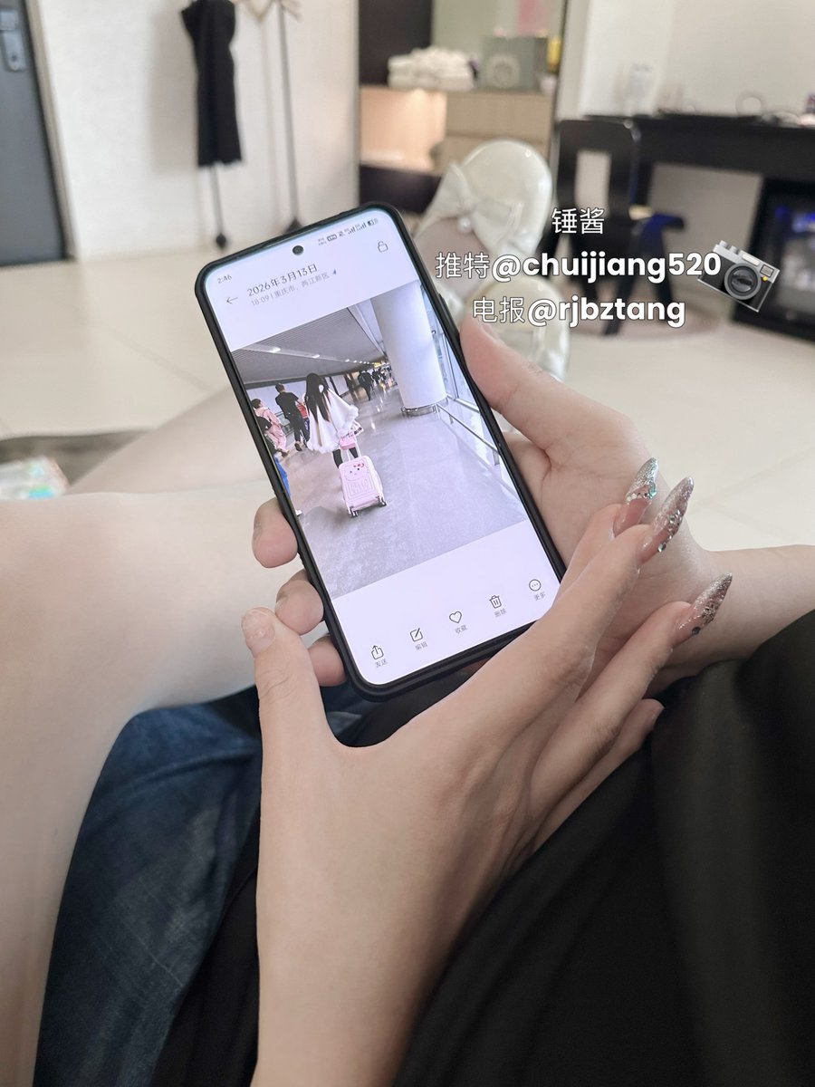 “哇，这个就是最萌身高差吧？
今天见面，结果昨天从北京飞回来，竟和他同一航班！(꒪Д꒪)ﾉ我完全不知情！机场他一眼认出我，却没打招呼——这可是我们第一次见面啊！哇塞，他还偷偷拍了我的背影，今天炫耀给我看：'看，那就是你！' 我问啥时候发现的，他说从排队登机就盯上我了，然后一路'尾随' 这绝对是上天安排的特别缘分，命中注定要来场萌差邂逅！”⚠️下次去机场我要戴口罩咳咳不要被认出来抓拍丑照我要哭哭