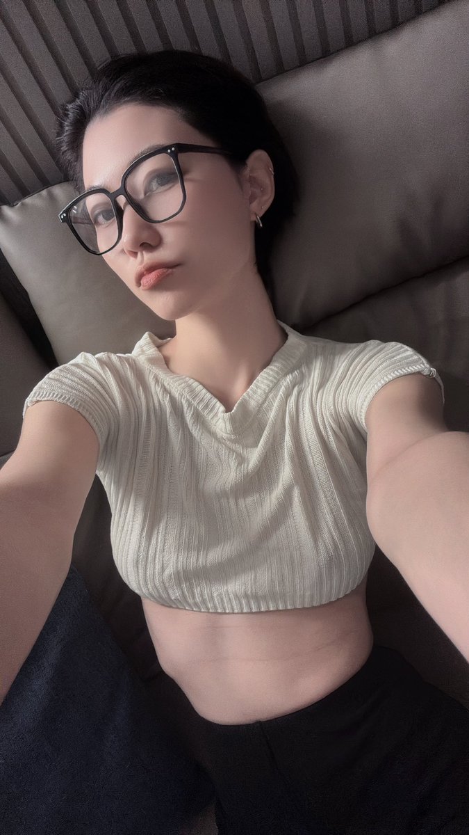 glasses or no glasses https://t.co/AON7vF3qUy