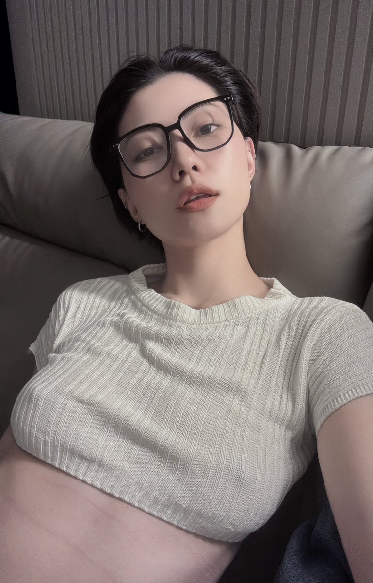 glasses or no glasses https://t.co/AON7vF3qUy