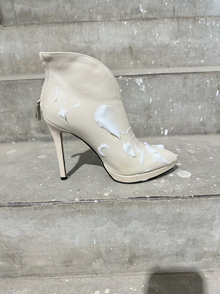 今天来给鞋子主人保养鞋子👞真他爹的过瘾好爽，用鞋油保养平时玩的骚逼高跟短靴看起来干干净净好过瘾解压！ https://t.co/oaPAtmxXoP