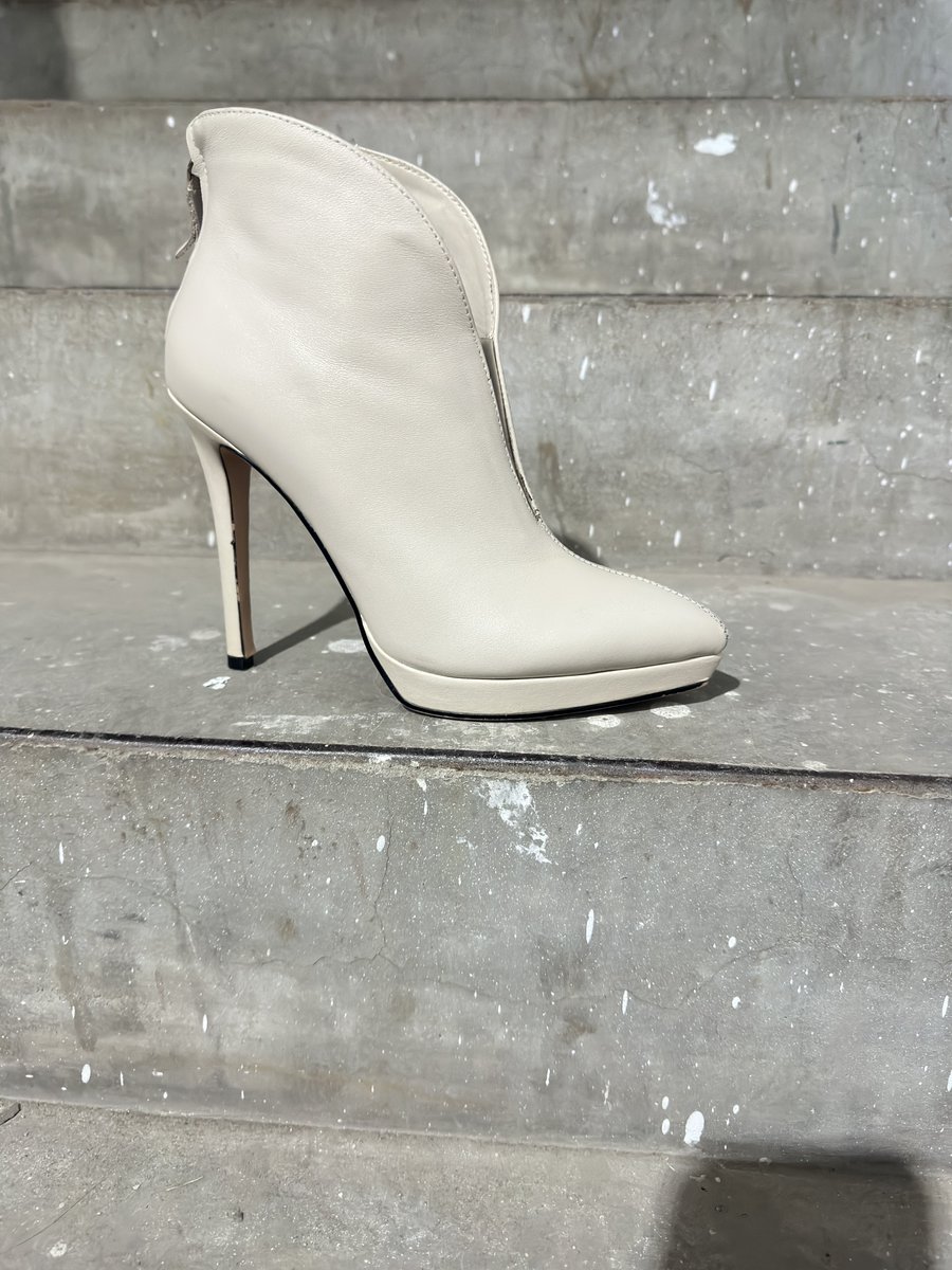 骚逼的高跟短靴🏬起来拍 https://t.co/WNtdNLAVMs