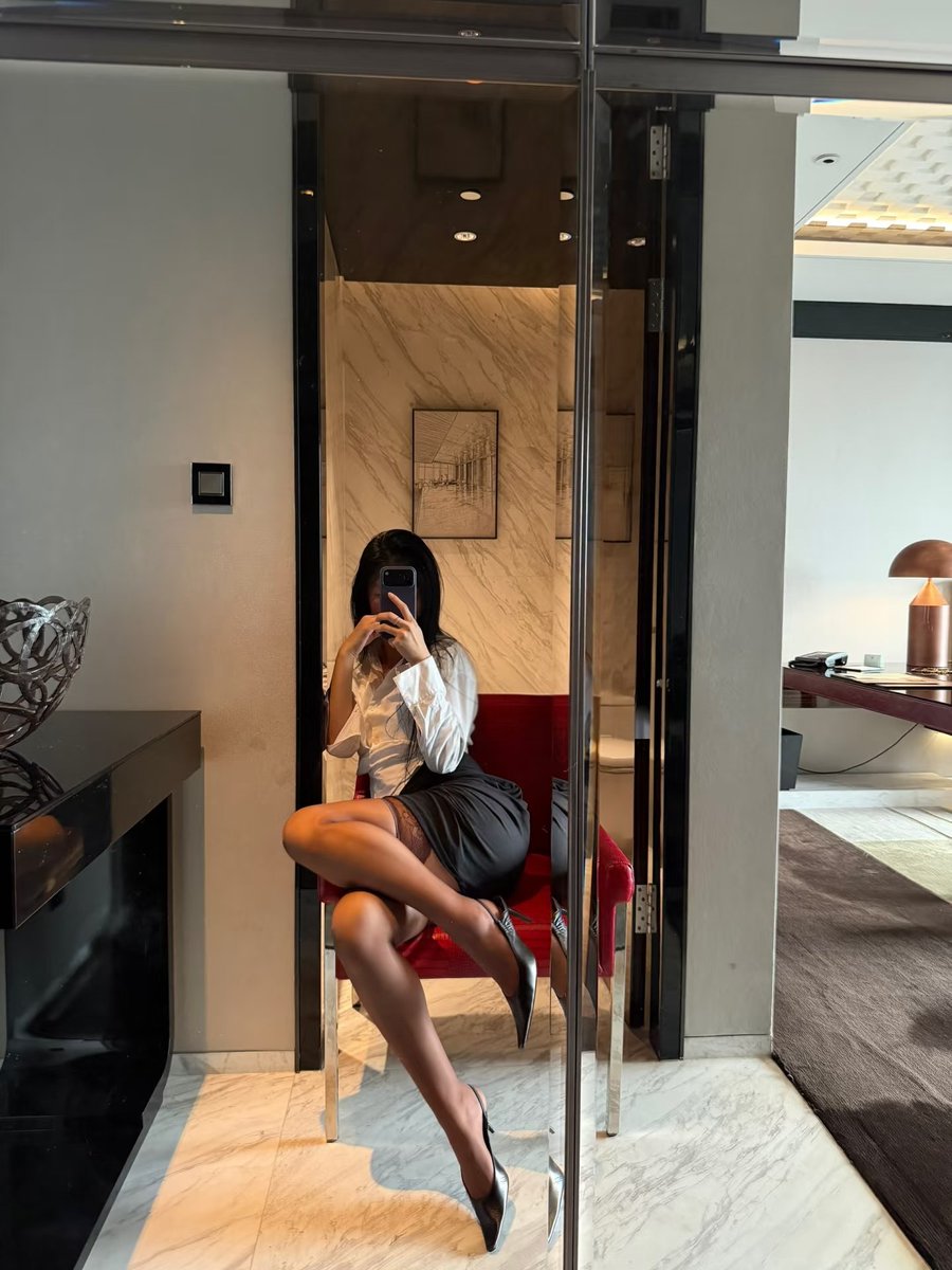 别吝啬你的点赞，这张自拍的含金量，全靠你们撑住💅
#OOTD #黑丝 #推特自拍 https://t.co/FWCJj2lOQg