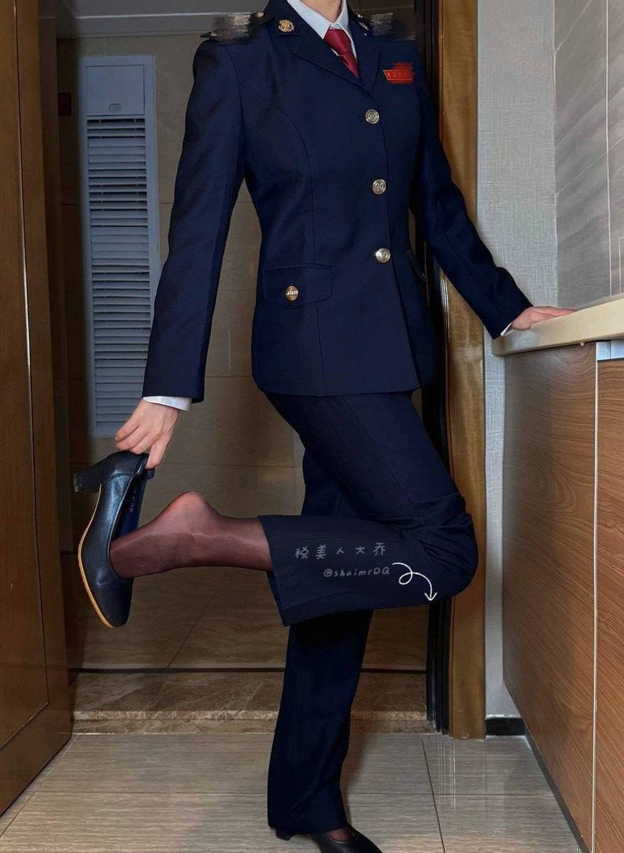 到家咯，又是在税务局划水的一天。其实女人回到家脱衣服的样子，是最慵懒有诱惑力的吧…

今天同事都盯着我的丝袜脚看，其实他们不知道，里面甚至是开档的，磨得很爽…

女人一旦躁动起来，感觉真的很难停下来… https://t.co/jGgvTVbDaw