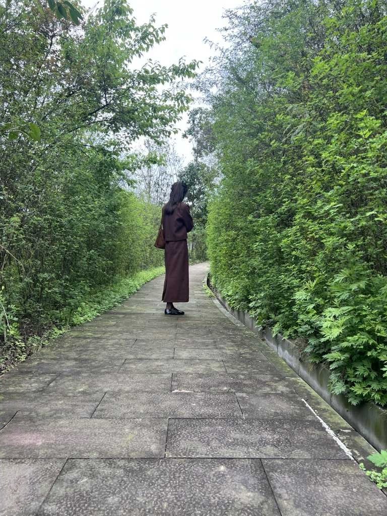 春暖花开时，南京城的红杏出墙头，少妇约着我一起去爬山游玩，突然性瘾发作，在山上凉亭里来了一场别开生面的做爱，面朝绿色，多么像她老公头上的帽子，体验了不一样的乐趣，真是春光无限好，操得骚逼爽呀，后入式完美展现一对屁股不停的晃动真是极品淫妻，被操还不忘拍景色发给废物老公看。 https://t.co/cUOHhxwTld