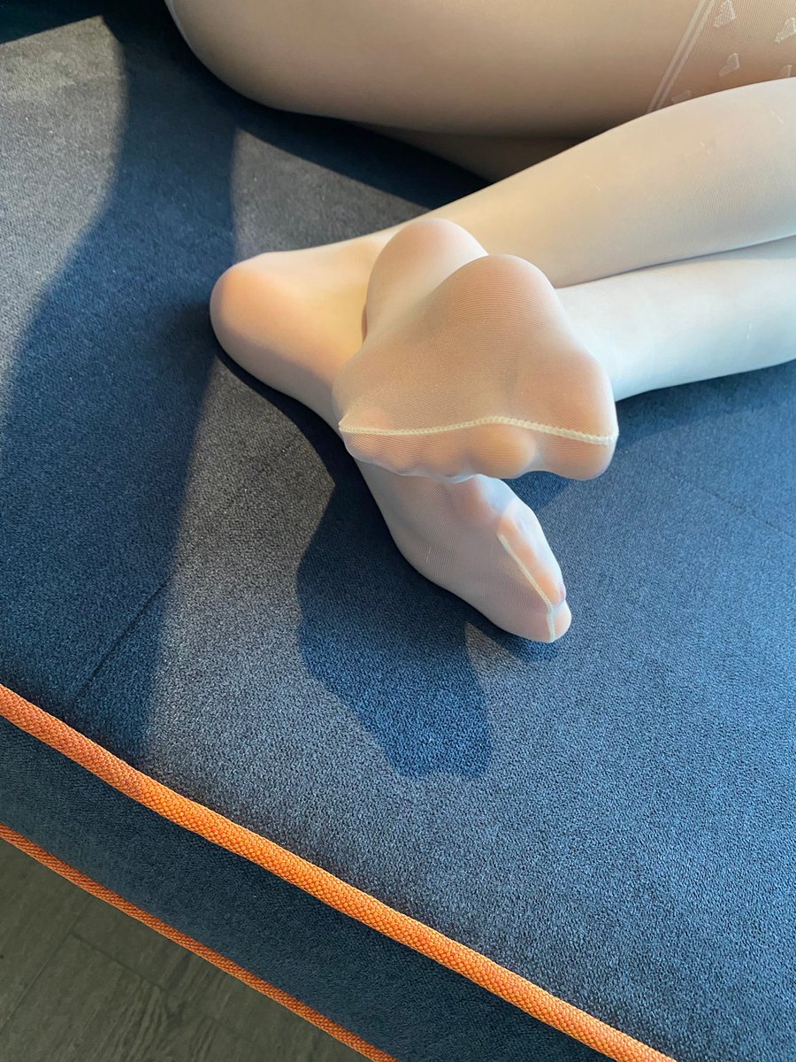 在大学生活中，我最常穿的丝袜颜色莫过于黑色和白色，这两种颜色深受广大女同学的喜爱。对于黑色丝袜而言，它在校园中的普及程度相当高，大多数女同学都是从穿黑色丝袜开始的。 https://t.co/6iYT1WGjaZ