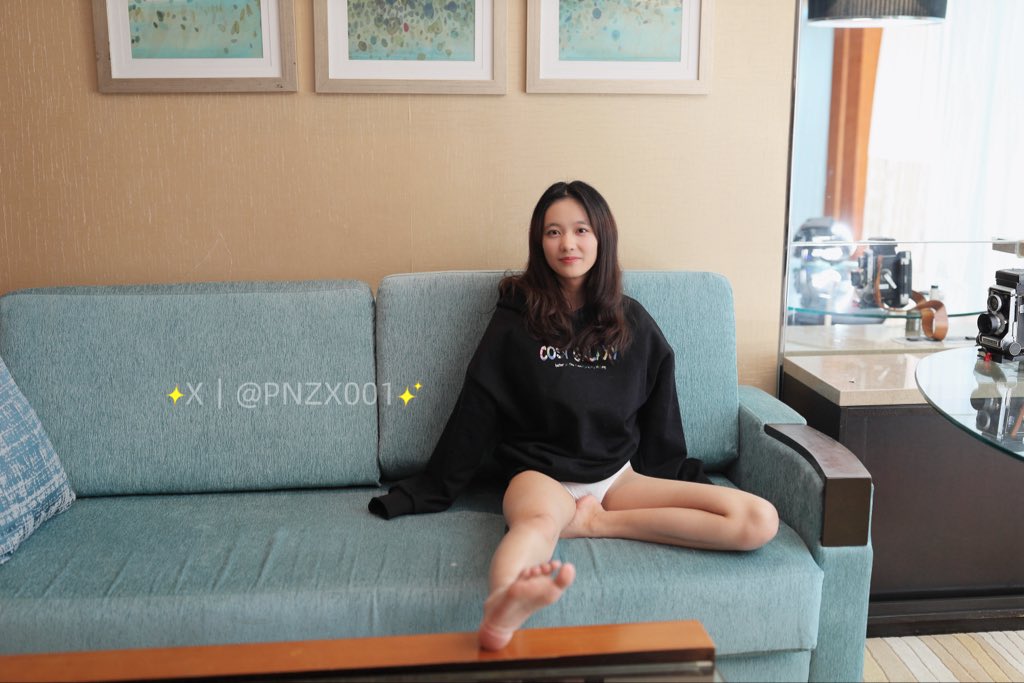 素颜的她，却美得让人移不开眼。  
身材纤细轻盈，像一缕柔软的云，抱在怀里满是恰到好处的温暖与依恋。  

手指轻轻覆上那对小巧坚挺的柔软，像两座精致的小馒头，饱满而富有弹性，舍不得放开。  

心跳越来越乱，呼吸也渐渐急促……  
再也忍不住了。  

“宝贝……直接来吧。” https://t.co/u9uZv8tR9E