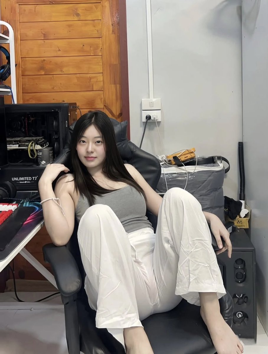 “黑丝大赛”

🙆第一期🙆‍♀️

老婆是咸鱼，放多久都不会有事
小姨子是鲈鱼，味美卻能天天吃

(请带视频认真参赛) https://t.co/MKIIjRmvua