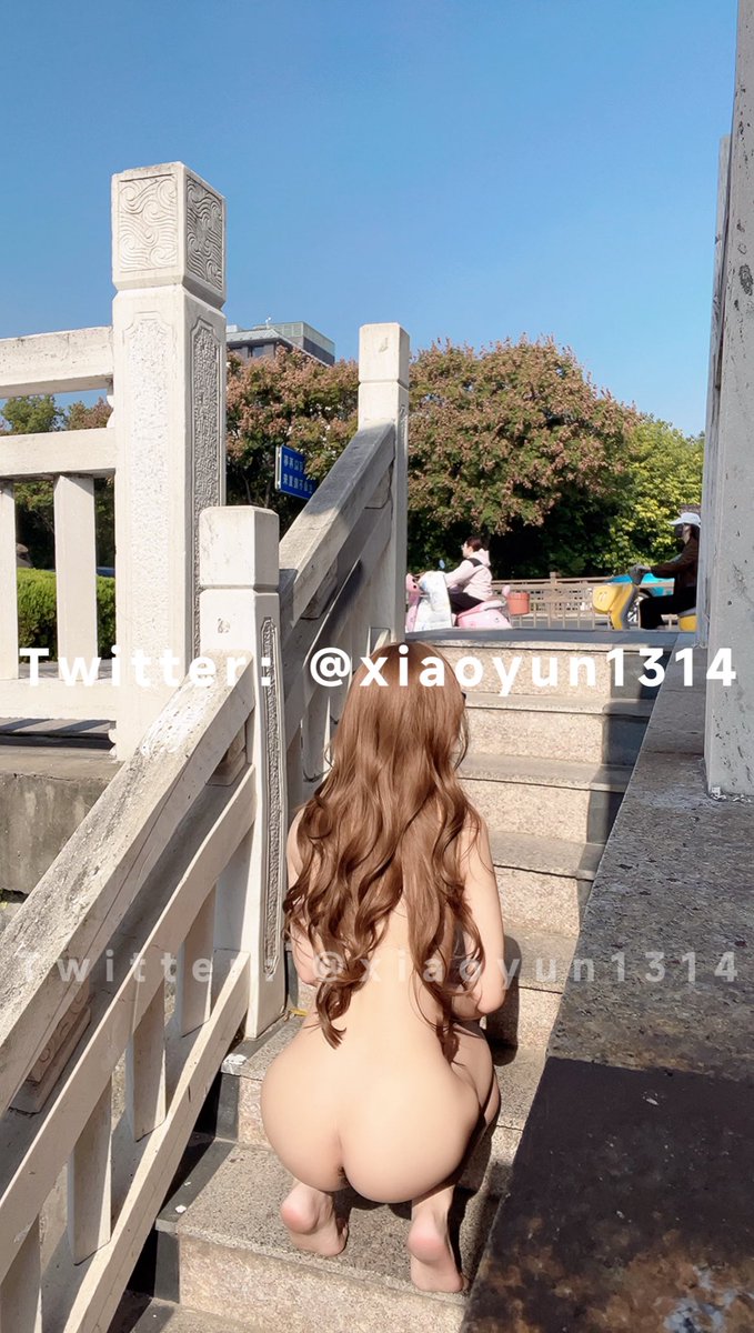 一只被路人围观的裸体小母狗！ https://t.co/Mx8bVF3RYa