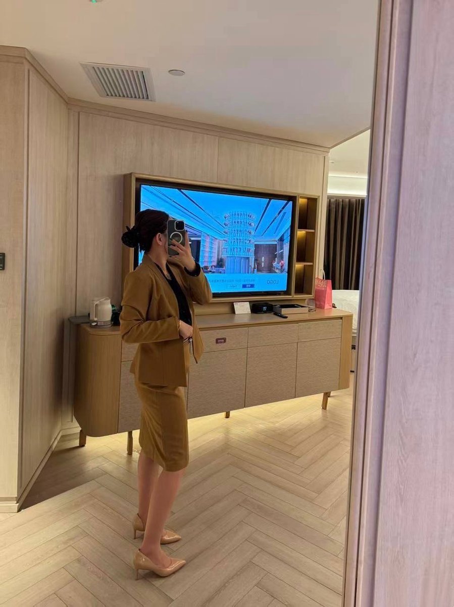 少妇，晚上下班穿着职业装就来就酒店，别说穿着职业装挺有风格的，对着镜子拍了拍美照发给她老公，手机那头知道她逼马上要塞肉棒了，她老公正在加班，知不知道他老婆M腿在镜子面前举着，少妇开始还很矜持，实在是没经受住强烈诱惑，半推半撩开了裙子，逼水超多的少妇骚货，被我的鸡巴玩的淫叫不断 ~。 https://t.co/UmIqeUi3nN