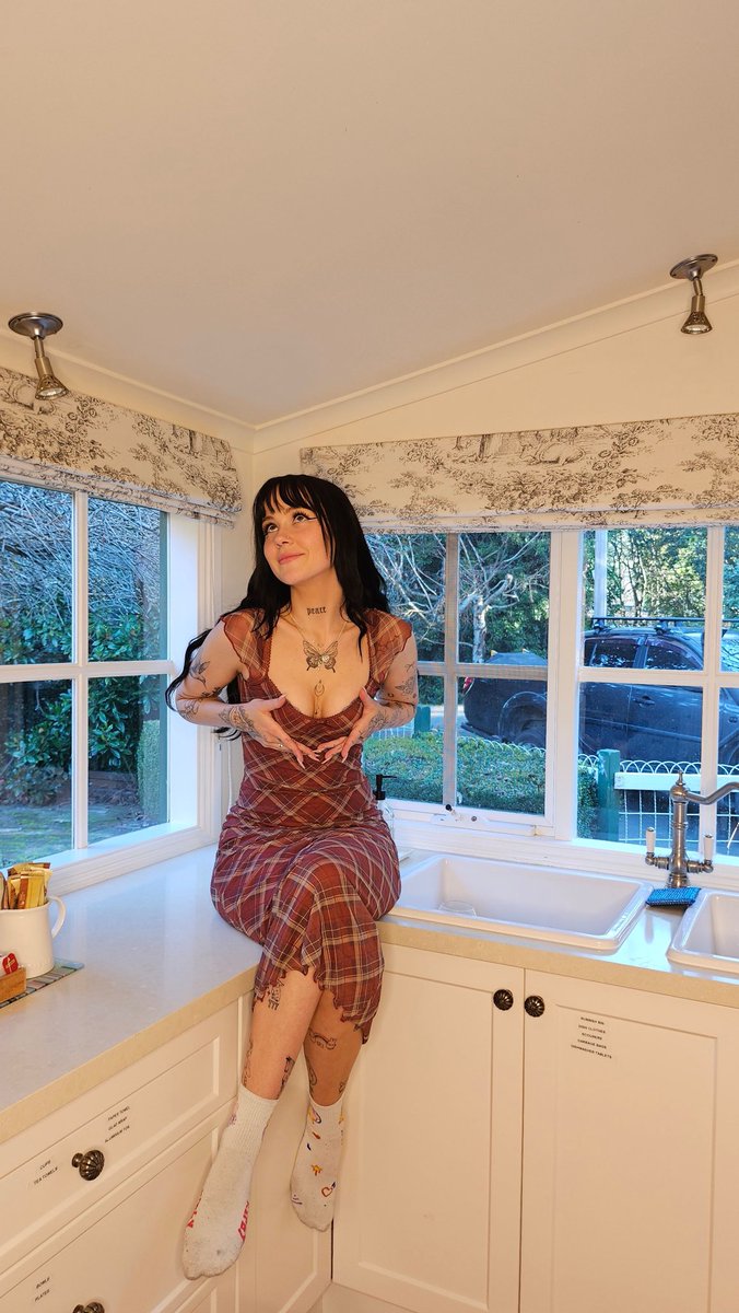 who wants to go on a date with me? https://t.co/8ZWugoa61K