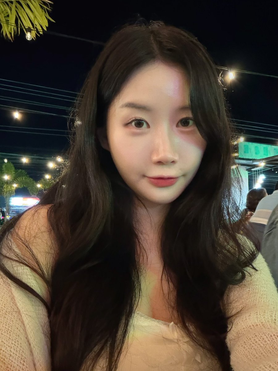 셀카 잘안찍음 .. https://t.co/mxmhfAmleY