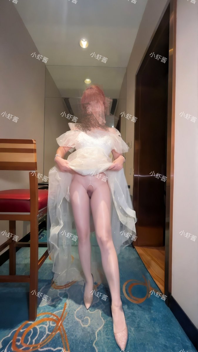 公司年会做主持。谁能想到是一个只穿连体开档丝袜的骚逼！在酒店走道全裸露出，下面都湿透了，做主持时更是把丝袜都弄湿了。如果你发现了会来强奸我吗？
@51louchu 
@AsianSwings4 
@RZYQ176 https://t.co/LOz4hIdGec