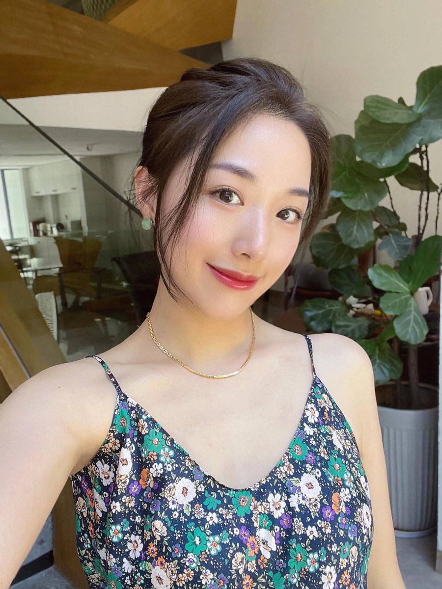 约了一个聊了很久的粉丝见面，本想化了个妆出门，结果他已经在我家门口等我了…

想着老公和儿子都不在，就让他进来了。在平时和老公睡觉的床边，被其他男人后入，实在是有点太刺激了，小穴都水流不止…

也许这就是偷情的魅力吧。有没有想和人妻宝妈偷情的粉丝，最近接受报名哦，喜欢素质高的大叔！ https://t.co/c1a8sLPbtU