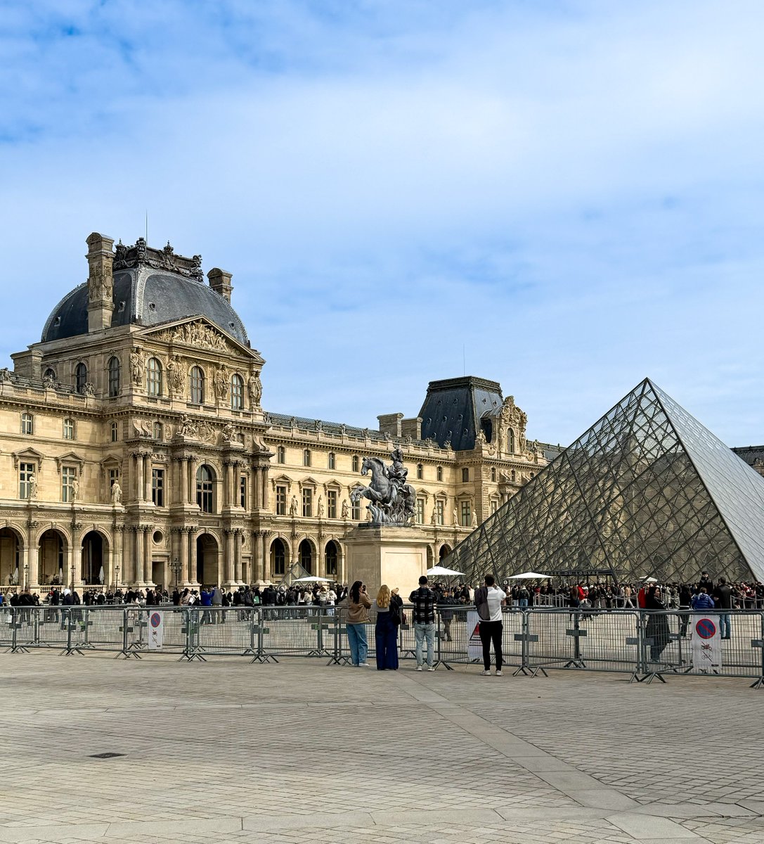ルーヴルにいます🩵 https://t.co/R77OYTFHZR