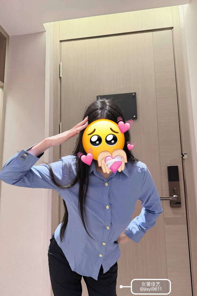 周六特地穿了吊带丝袜真空去加班，结果刚加完班就被粉丝约走啦。

本来想维持自己可爱的形象，但是当手被绑起来的时候，一切都抛到脑后了，胸就这样展示给你们，感觉好刺激…

是不是挺粉的，其实我挺喜欢被用力的捏乳头的，你们还有人想试试嘛… https://t.co/vGs0d9k5P2