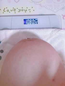 男朋友带着他的兄弟一起和我做爱的时候，他们一人吸我一个奶头，，弄完后一称重，就知道男朋友没卖力！！右边的奶子明天被吸走很多水！！ https://t.co/0tLydhvRBd