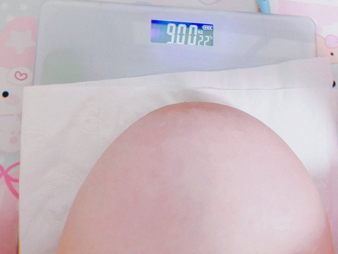 男朋友带着他的兄弟一起和我做爱的时候，他们一人吸我一个奶头，，弄完后一称重，就知道男朋友没卖力！！右边的奶子明天被吸走很多水！！ https://t.co/0tLydhvRBd