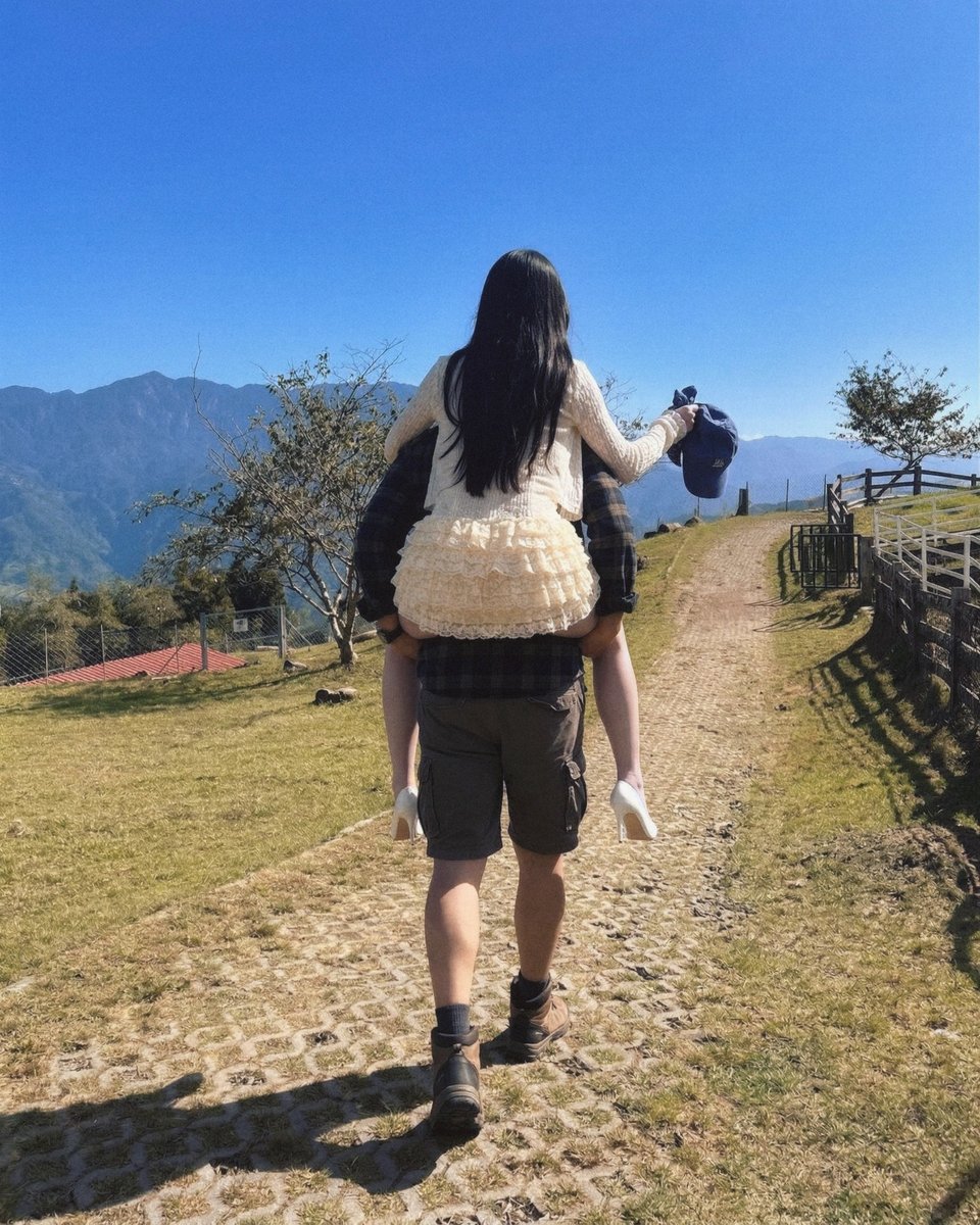 真的要感謝這位壯漢男性好友!!
願意扛起小女子我走這麼長一段路
在此特地PO一篇文來感謝他🤣🤣🤣

本來我都很逞強 不願讓人背
但礙於草地和一些泥土地容易讓跟鞋插入
導致我有幾次差點跌倒
男友人看不下去 自願背我走全程
妹妹我在此謝過了🙇‍♀️
(我可沒有逼他耶!!是他自願的) https://t.co/ybNNc3xG0K