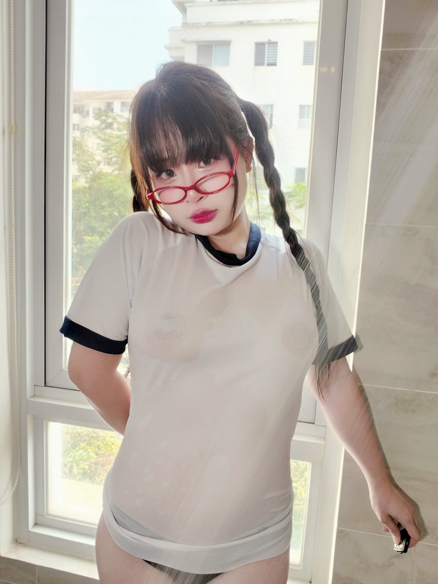 I feel so hot and sweaty after PE today… let’s go take a shower together~ 💕 https://t.co/aRoYlPoGLi