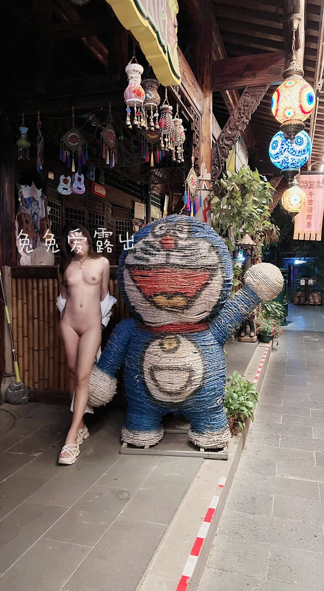 商业街上穿着酒店浴袍露出，这样穿露出是真的方便呢，就是监控太多了，到处都是，也不知道有没有被监控里的人看到呢 https://t.co/miEwIGf5OC