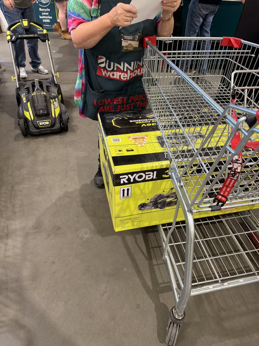 哈哈，好开心，2023年9月19日买的割草机，电池坏了，充不进去电，今天来bunings换，我们把购买票据弄丢了，只有银行流水，给看了下，就全部换新了，电池➕割草机，好爽，哈哈，整个过程工作人员耐心又态度好。 

而且工作人员叮嘱，要注册下，保修期会从今天重新算，嘿嘿，好讲道理。 https://t.co/OVgtp9T6uc