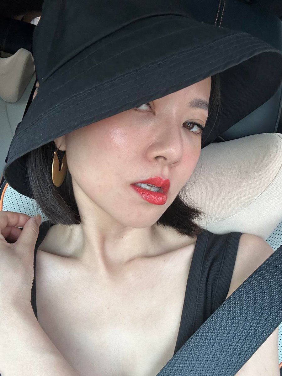 最近喜欢真空穿丝袜，结果坐同事车的时候忘记了，被他发现还拍照了…

不过感觉波点丝袜下的足底和阴毛，还是挺性感的…很符合丹姐人妻的样子吧…

最近好像欲求不满都要写在脸上了，想约一次了，私信报名丹姐都会回复的～ https://t.co/6ruYdQoyux