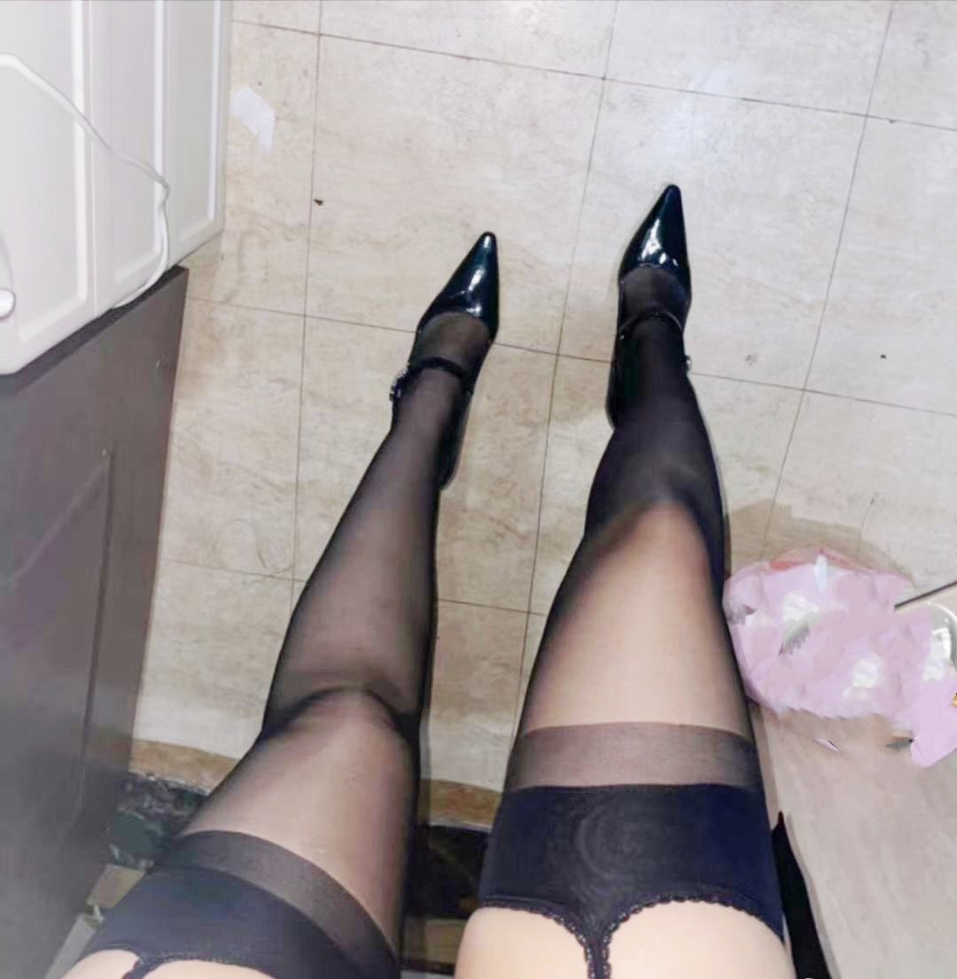 便宜真没啥好货，我买的10cm裸色红底，脚超级疼，上下楼梯都是室友扶着我的，这个不太推荐，后来我买了有间鞋店7cm裸色，就是这个帖子图上的这个走路就很稳也不硬，7cm的跟高修饰腿型不疼脚。不论什么样的高跟鞋穿久了都会累脚会有声音的，但高跟鞋很修饰腿型，我就是典型的小腿外翻肌肉腿，大家考虑一下自己腿型选择适合的高跟鞋哦