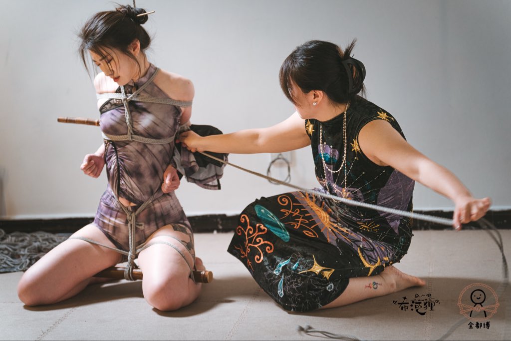 在老北京当坏女人🧙‍♀️

@全都缚 https://t.co/CFJu07mDCl