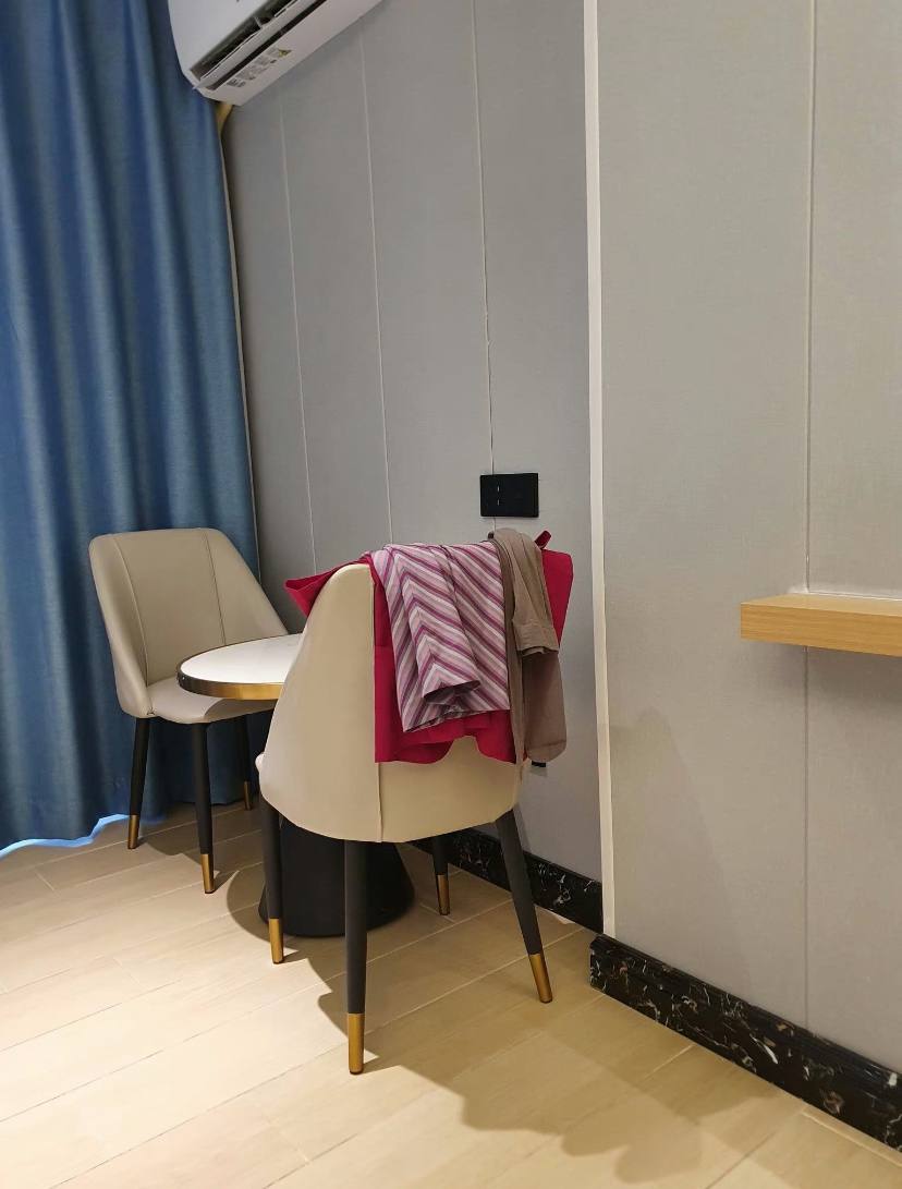 飞完一趟的第一件事，就是脱下制服，享受下没有束缚的感觉！

好像还有一件内衣没脱，想找人帮忙，有没有乐于助人的粉丝呀，可以报名哦… https://t.co/aWhxulryzk