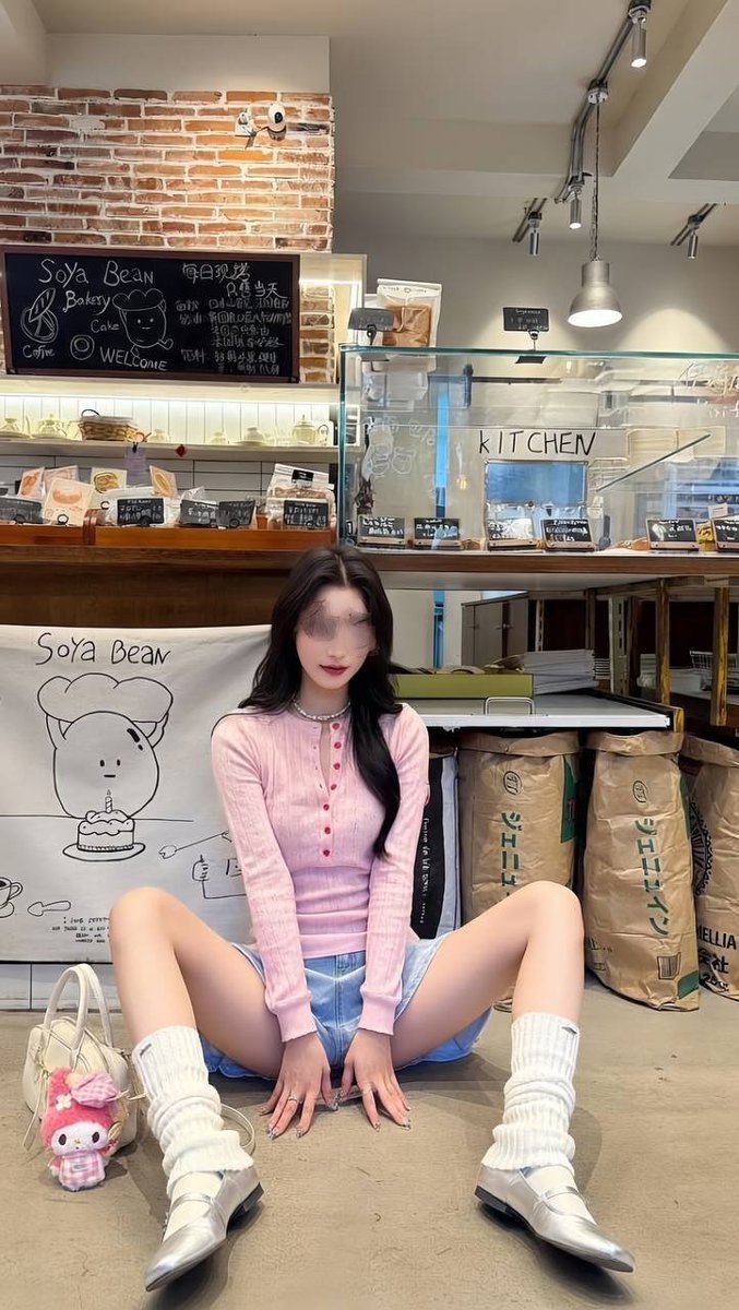 咖啡店角落里，我把粉色小开衫轻轻拉开…

奶茶色的柔软都露了出来，短裙也藏不住湿润的春意～

来尝一口吗？甜的，热乎乎的哦♡ https://t.co/TkjaD8Icis