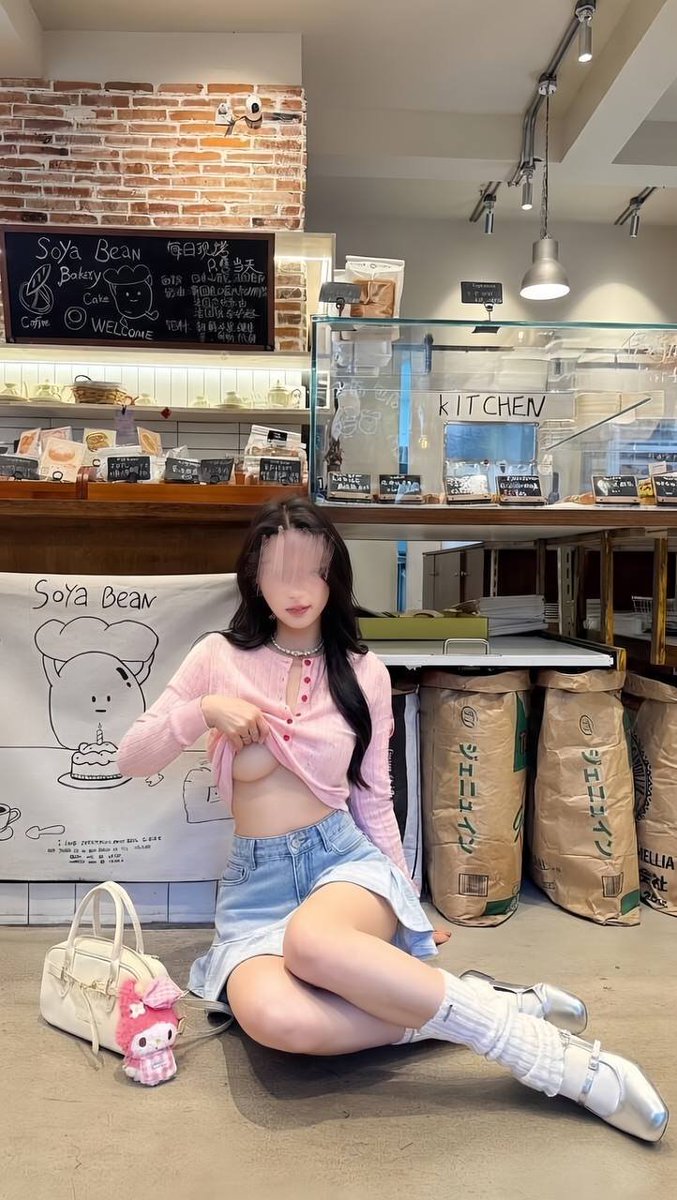 咖啡店角落里，我把粉色小开衫轻轻拉开…

奶茶色的柔软都露了出来，短裙也藏不住湿润的春意～

来尝一口吗？甜的，热乎乎的哦♡ https://t.co/TkjaD8Icis