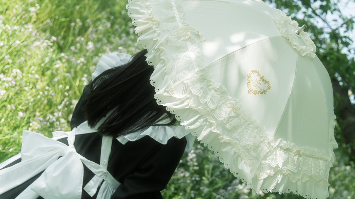 冬が終わって春が来ると、エプロンとワンピースに綺麗な光が落ちてくる
外を歩いているとそういう場所ばかり探してしまう https://t.co/Jv6hrnmljE