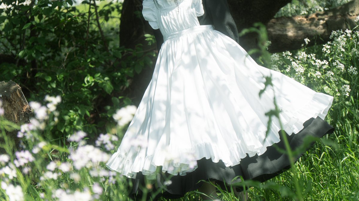 冬が終わって春が来ると、エプロンとワンピースに綺麗な光が落ちてくる
外を歩いているとそういう場所ばかり探してしまう https://t.co/Jv6hrnmljE