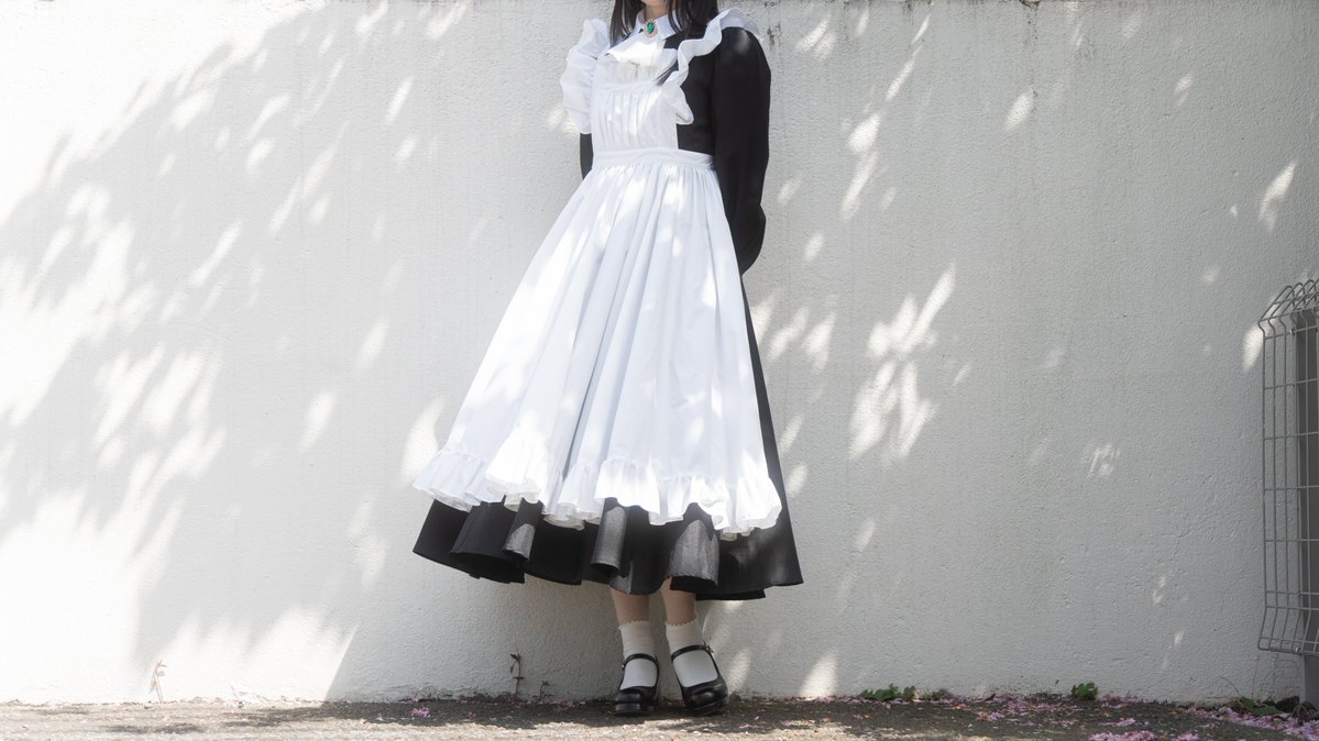 冬が終わって春が来ると、エプロンとワンピースに綺麗な光が落ちてくる
外を歩いているとそういう場所ばかり探してしまう https://t.co/Jv6hrnmljE