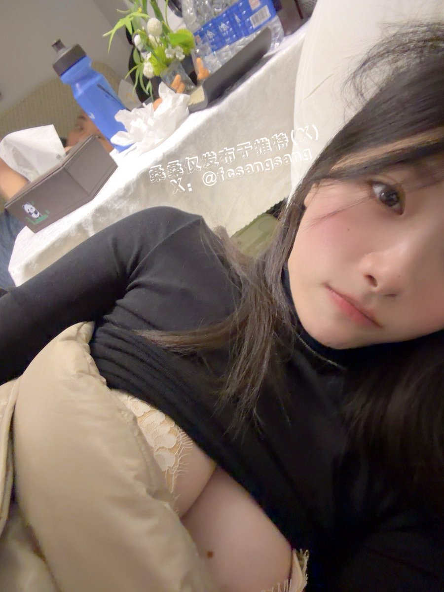 在火车卧铺上试图露出，
被隔壁大哥一秒发现
瞬间脸红！

啊啊啊啊 https://t.co/iyWyvUFcwp