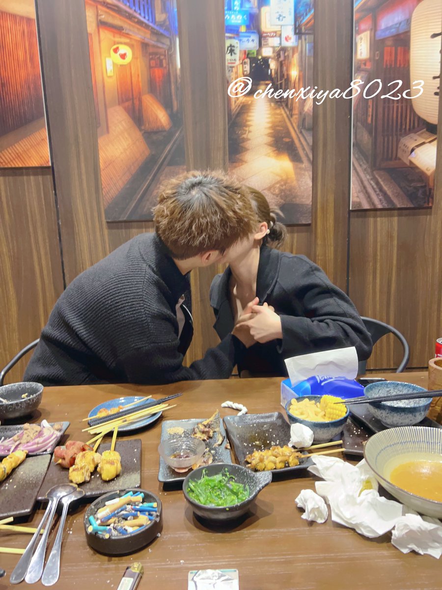 和老公见了一个小鲜肉粉丝。
喝着喝着就当着老公的面开始和他接吻了，还特地脱光了给他看看纹身～  
老公说特别喜欢看我和别人舌吻，回家后操我都更用力了…
还特地拍交合处…  
（你们也会这样吗？喜欢看老婆和别人接吻的点个赞，看看有多少人…）
完整版主页简介电报群观看 https://t.co/UcVfIvW5KZ