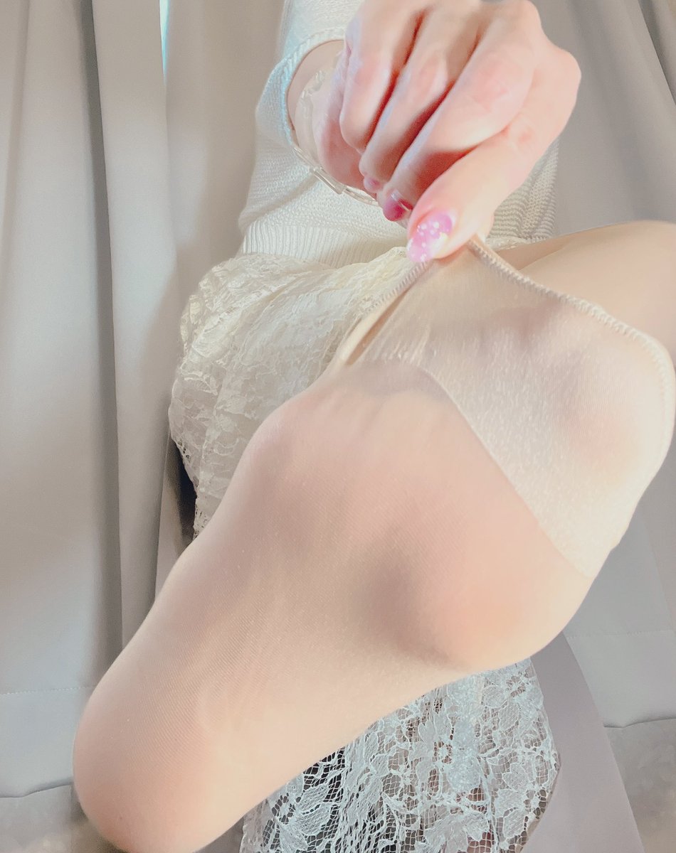 走进校园，我注意到别人的目光多了一些，微笑也频繁了许多。丝袜给予我一种与众不同的独特魅力，让我成为人群中的焦点。有好奇的同学们会悄悄走过来向我询问：为什么每天都穿丝袜上课？我毫不怯场地向他们解释：丝袜不仅仅是一种时尚，更是一种表达自己个性和自信的方式。 https://t.co/VfTBzXj1cQ